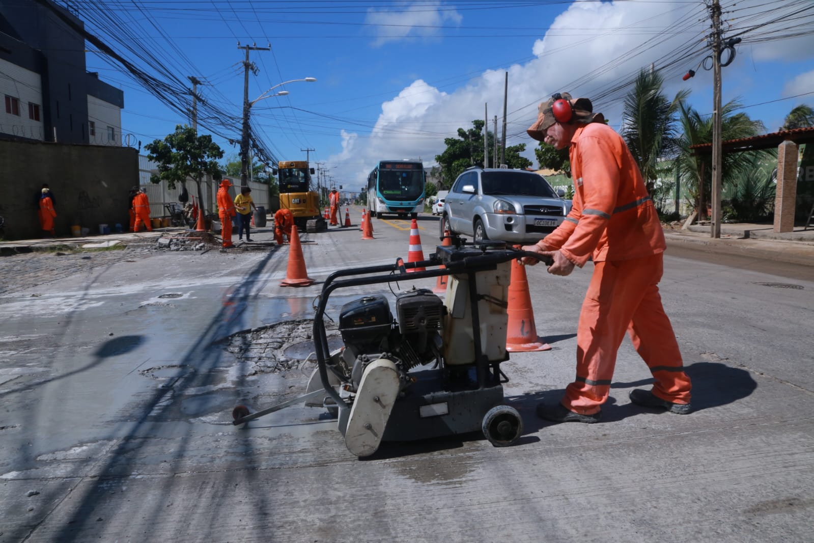 homem colocando asfalto na rua